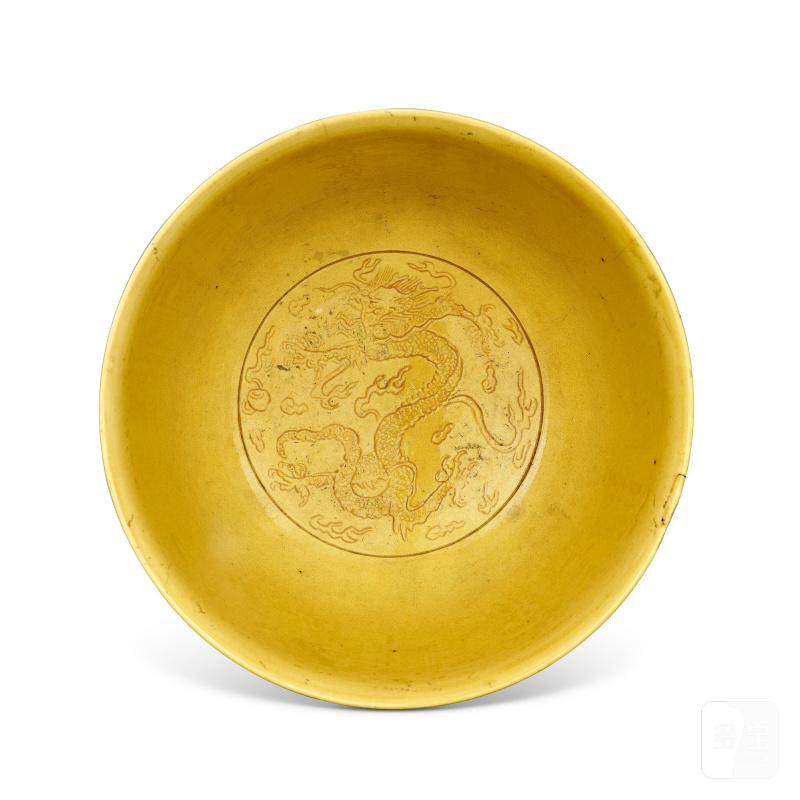 BOL EN PORCELAINE ÉMAILLÉE JAUNE À DÉCOR INCISÉ DE DRAGONS  CHINE, DYNASTIE QING, MARQUE À SIX CARACTÈRES DANS UN DOUBLE CERCLE EN BLEU SOUS COUVERTE ET ÉPOQUE KANGXI (1662-1722)